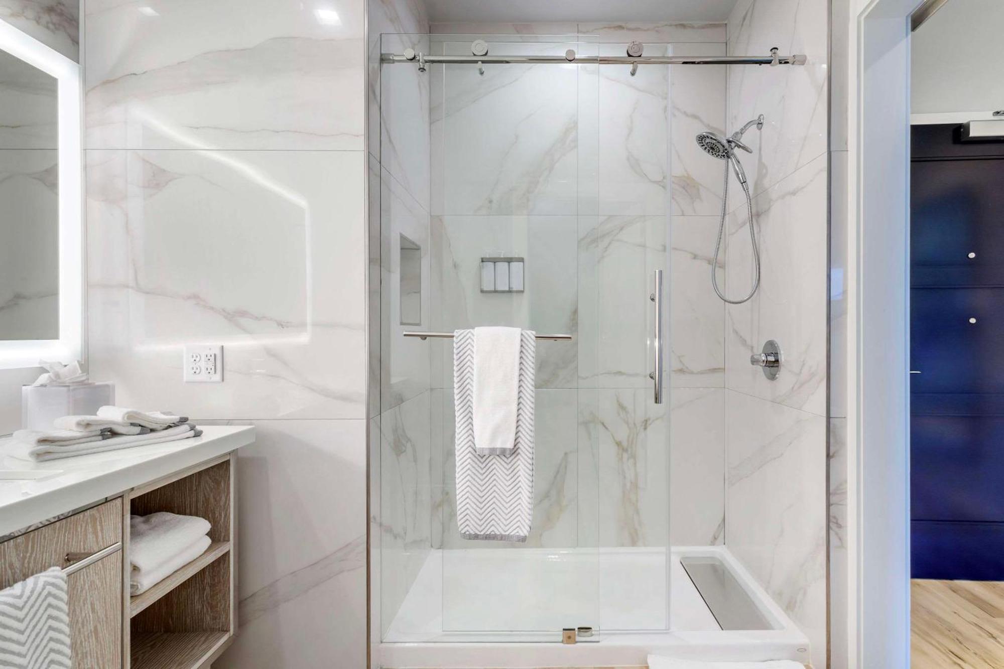 Cambria Hotel Waco University Riverfront 외부 사진