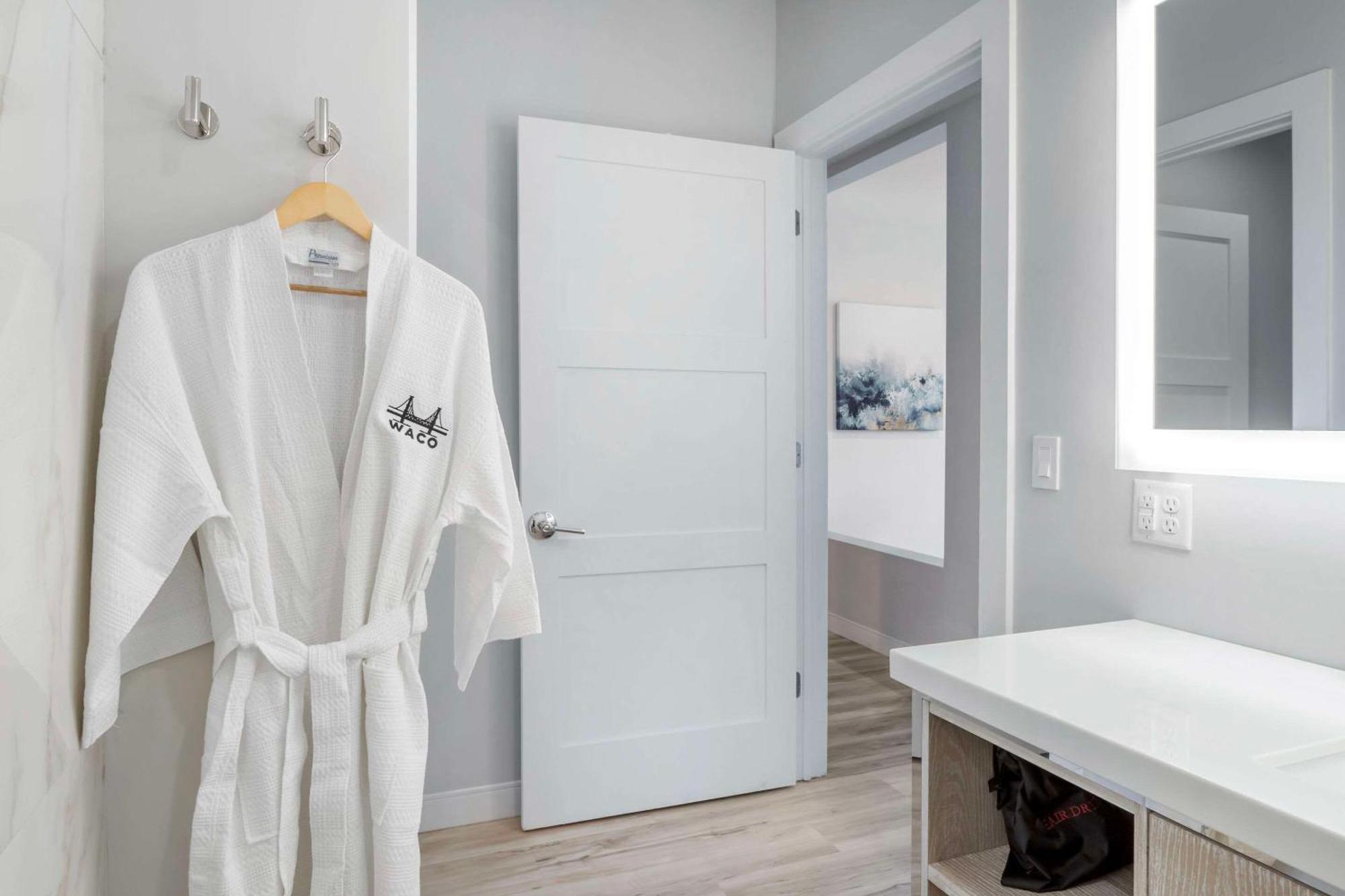 Cambria Hotel Waco University Riverfront 외부 사진
