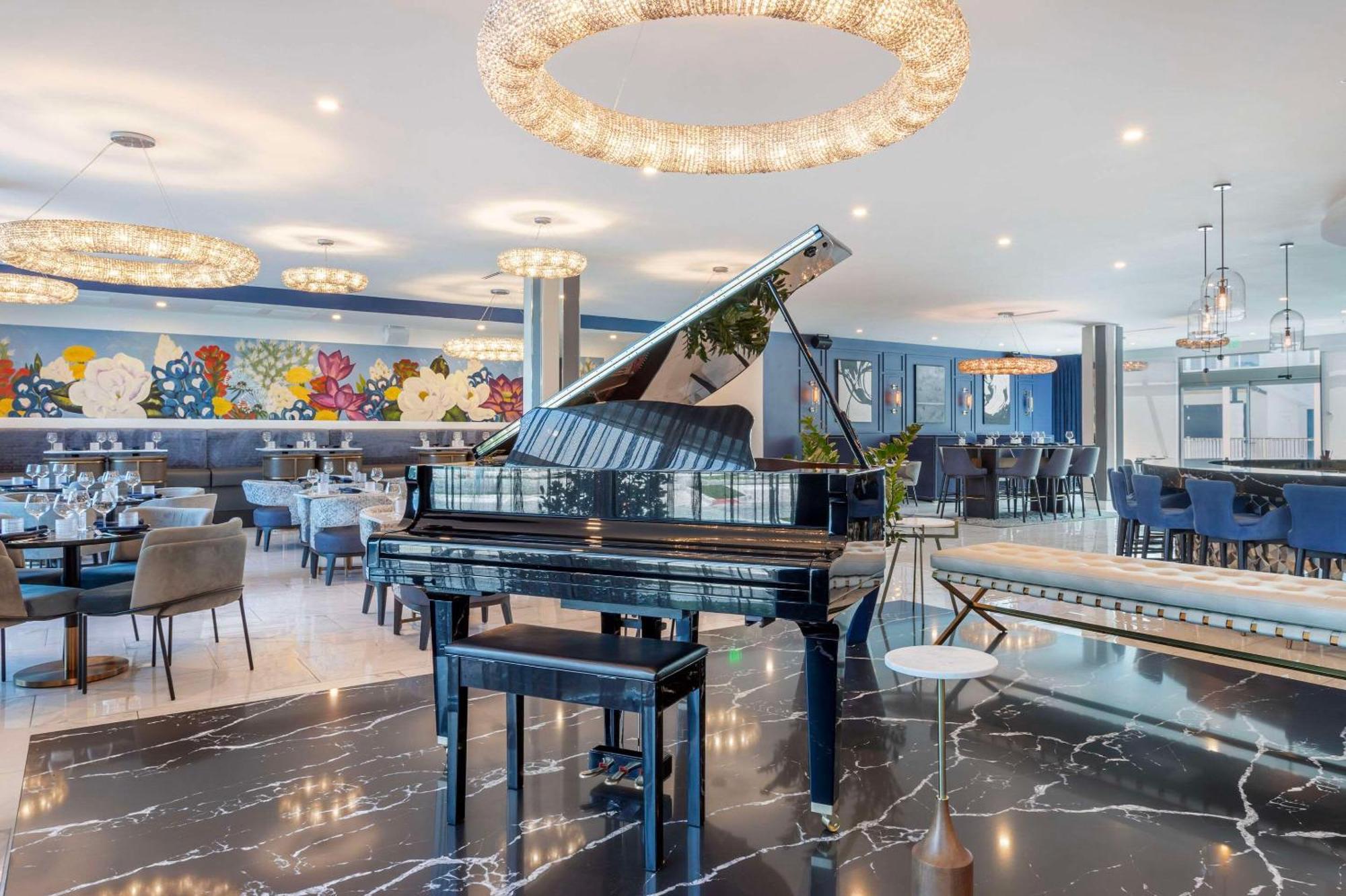 Cambria Hotel Waco University Riverfront 외부 사진